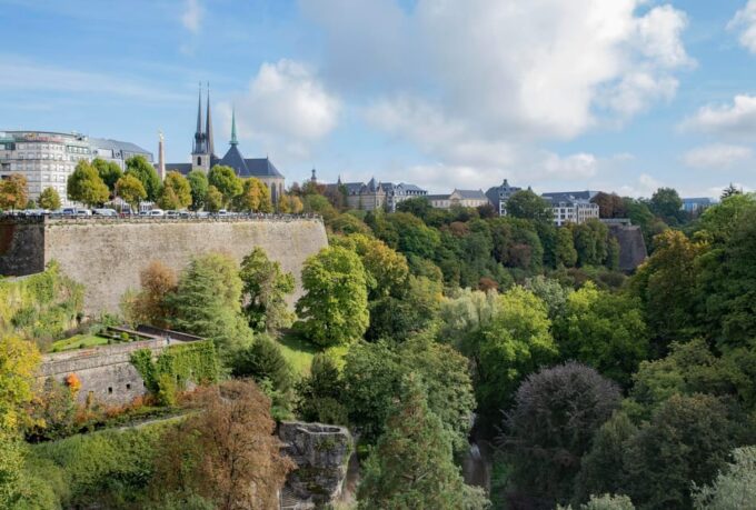 Luxembourg: Express Walk With a Local in 60 Minutes - Discover the Fortified Old Town