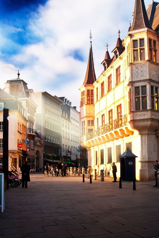 Luxembourg: First Discovery Walk and Reading Walking Tour - Tour Features