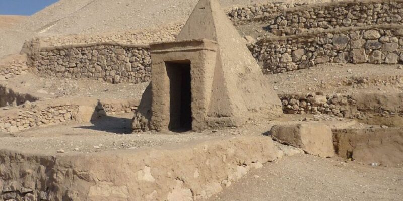 Luxor: Habu, Deir El Medina, Shared Tour, Guide, and Lunch - Language Options