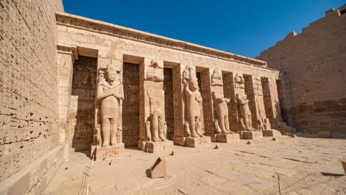 Luxor: Medinat Habu & Valley of the Queens Private Day Tour - Pickup and Travel
