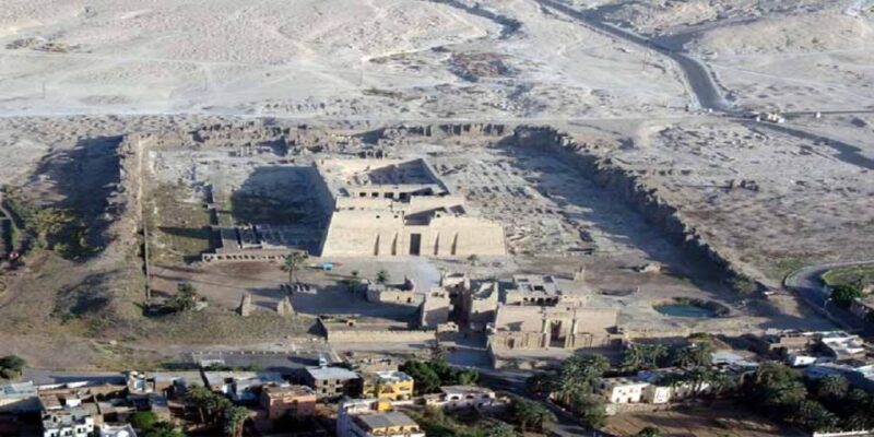 Luxor: Shared Tour to Valley of Kings, Habu, Memnon & Lunch - Admiring Medinet of Habu
