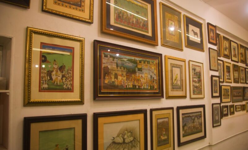 Luxury Art Galleries Tour: Decode Opulent Masterpieces - Languages and Experiences