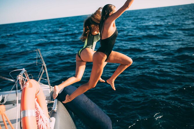 Luxury Catamaran Cruise With Brunch and Unlimited Drinks - Catamaran Amenities