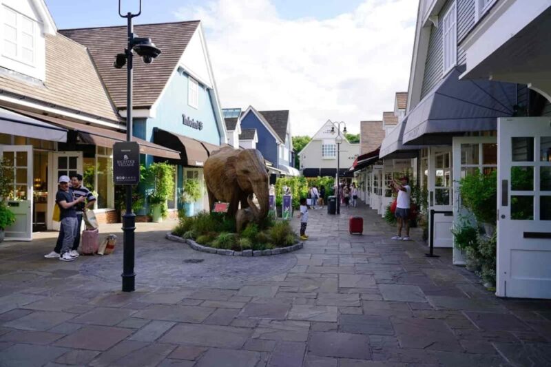 Luxury Day Tour: 10 Hour Oxford & Bicester Village - Oxford Exploration