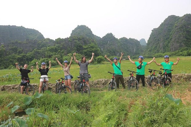 Luxury Limousine Small Group Tour to Tam Coc, Mua Cave, and Bich Dong - Lunch and Amenities