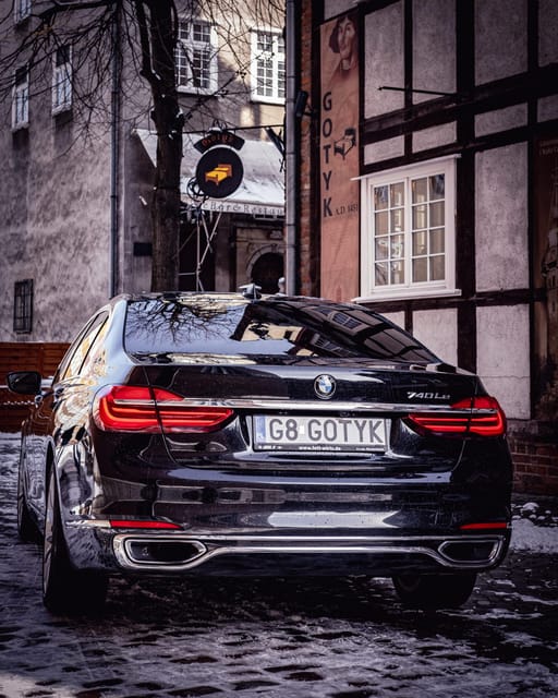 Luxury Limousines – Pickup From the Airport - Luxurious Transfers