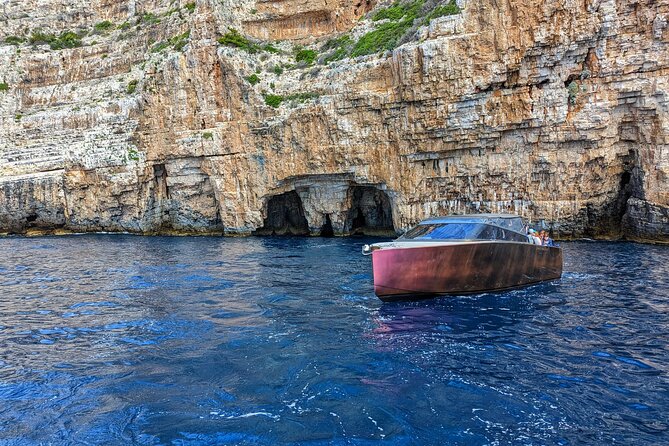 Luxury Powerboat Rent - Accessibility and Transportation