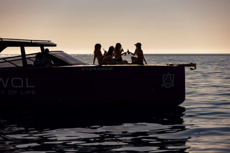 Luxury Private Boat Tour to KorčUla With COLNAGO 45 - Boat and Crew Details
