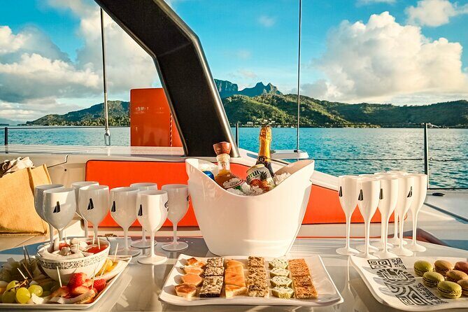 LUXURY PRIVATE Catamaran Bora Bora : The Sunset Escape - An In-Depth Look at the Bora Bora Sunset Catamaran Tour