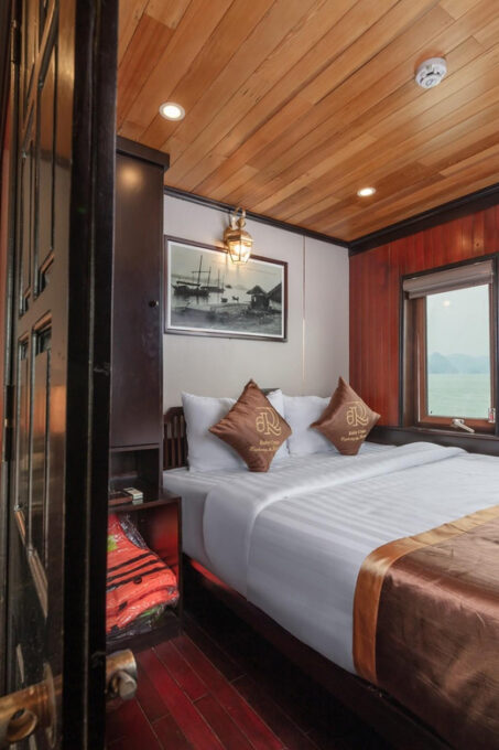 Luxury Ruby Cruise Ha Long Bay - Onboard Activities and Cuisine