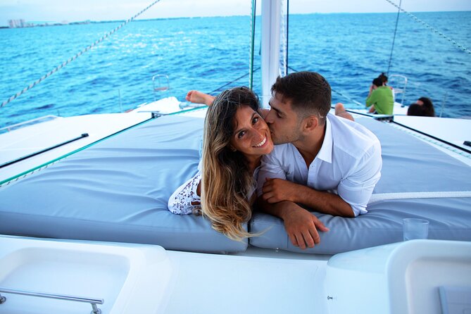Luxury Sunset Sailing Cruise in Cancun With Light Dinner and Open Bar - Tour Capacity and Age Requirement