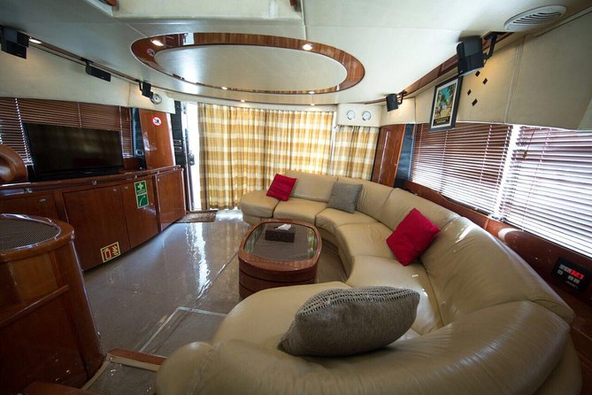 Luxury Yacht Tour Around Palm Island - Admiring the Cityscape