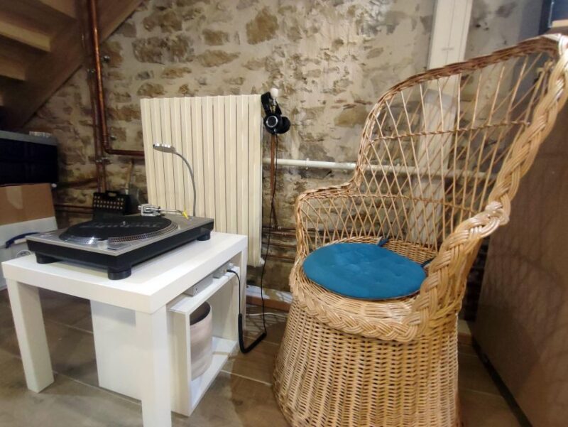Lyon Croix Rousse: Wine Tasting & Record Shops Tour - Enjoying a Curated Wine Tasting