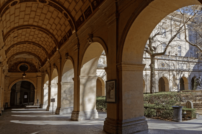 Lyon: Guided Tour of Lyon - Discovering Medieval Architecture