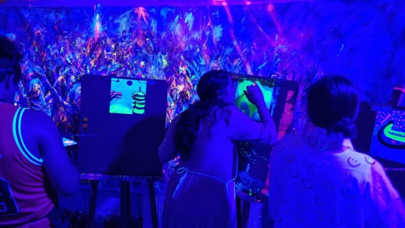 Lyon : Neon Painting in an Artists Studio - Gallery - Key Points