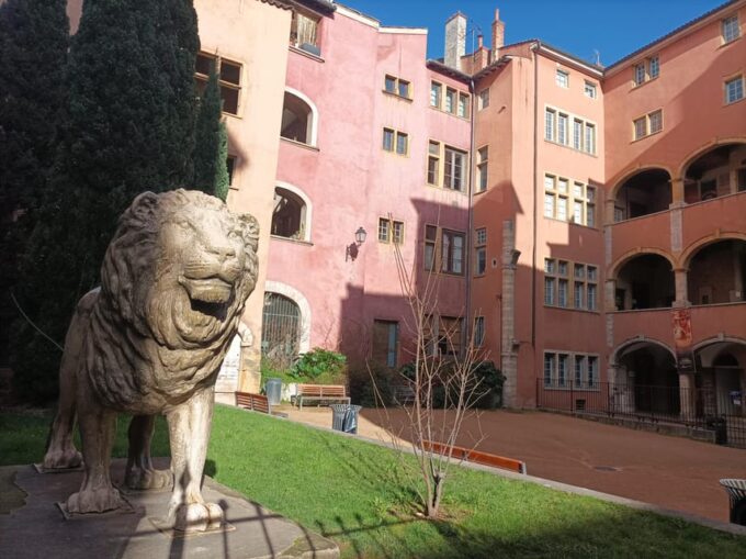 Lyon: Private Guided Tour With an Official Tour Guide! - Exploring Old Lyon