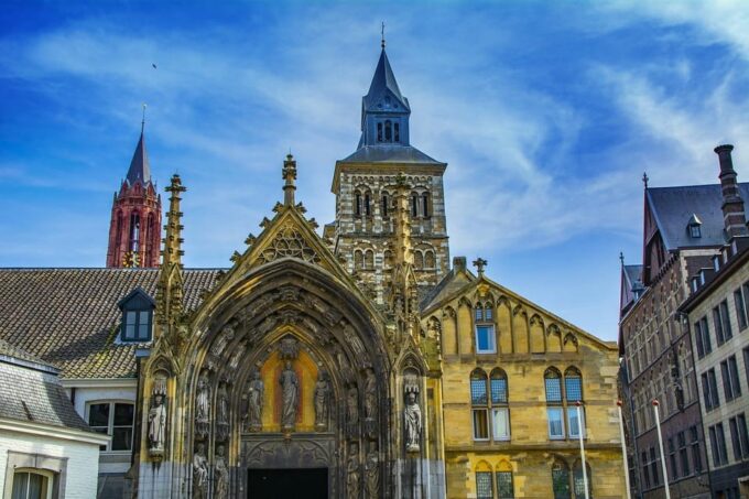 Maastricht Center: Walking Tour With Audio Guide on App - Ideal for Solo Travelers and Groups