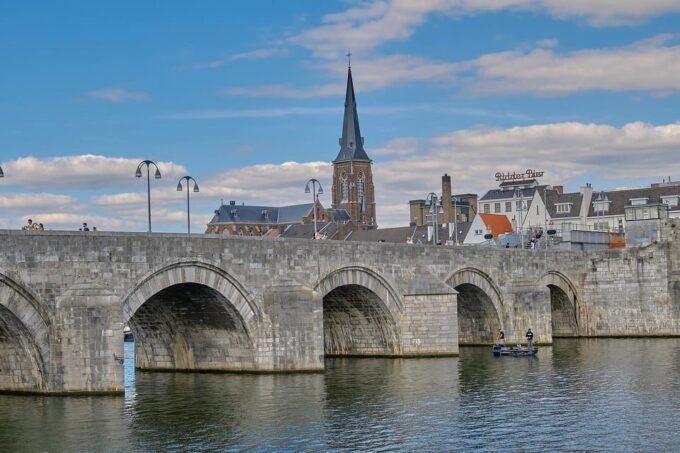 Maastricht: Day Trip From Amsterdam With 3 Country Point - Booking and Cancellation Policy