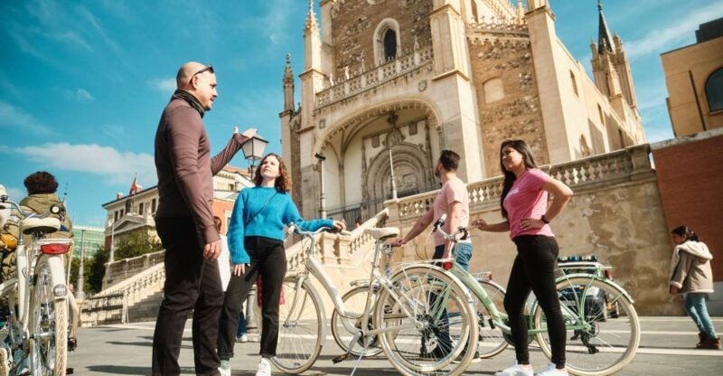 Madrid: City Highlights Guided Vintage Bike Tour - Tour Itinerary