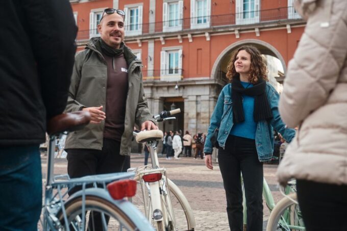 Madrid: City Highlights Guided Vintage Bike Tour - Engage With Knowledgeable Specialized Guides