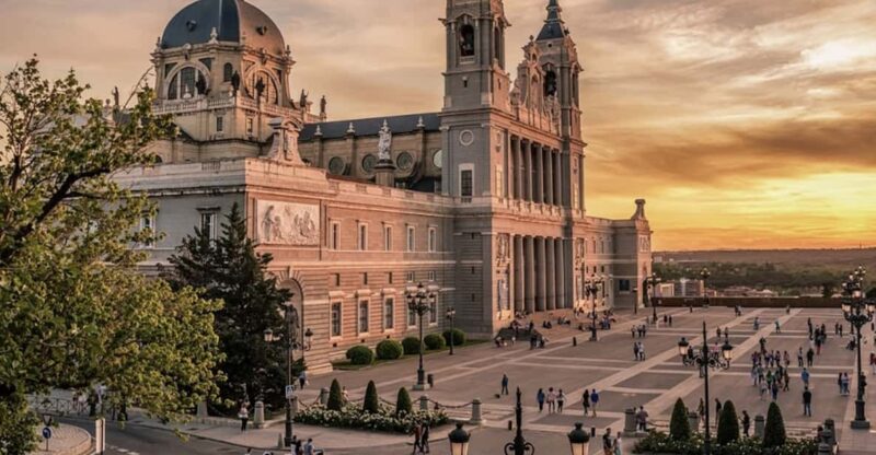 Madrid: City Highlights Guided Walking Tour - Key Points