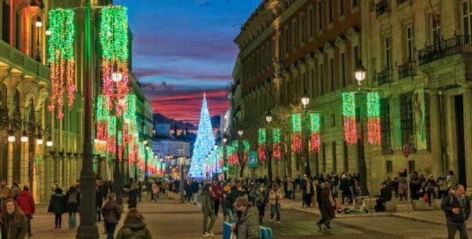 Madrid: City Highlights Tuk Tuk Tour - Historic Neighborhoods