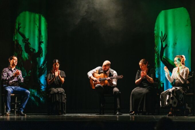 Madrid: Emociones Live Flamenco Performance - Welcome Drink
