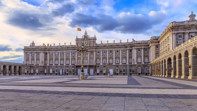 Madrid: Guided Tour in Urban and Historic Centre - Exploring the Royal Palace