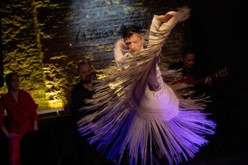 Madrid: La Cueva De Lola Flamenco Show Tickets With Drink - Venue and Setting