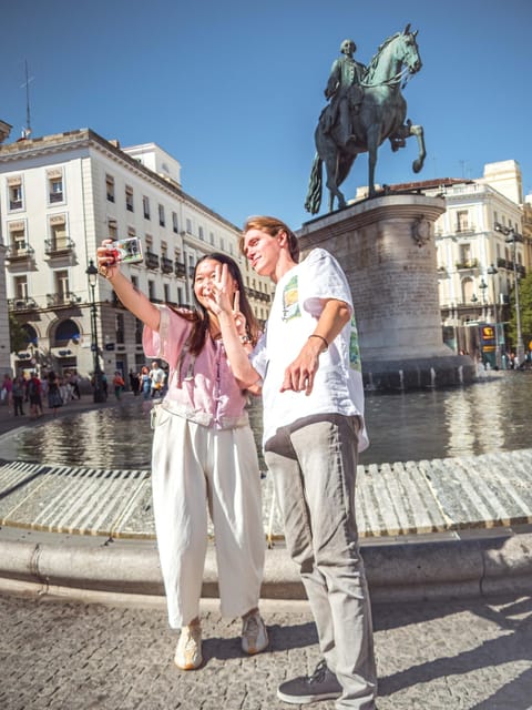 Madrid: Photoshoot in the Best Central Locations - Capturing the Vibrant Essence of the City