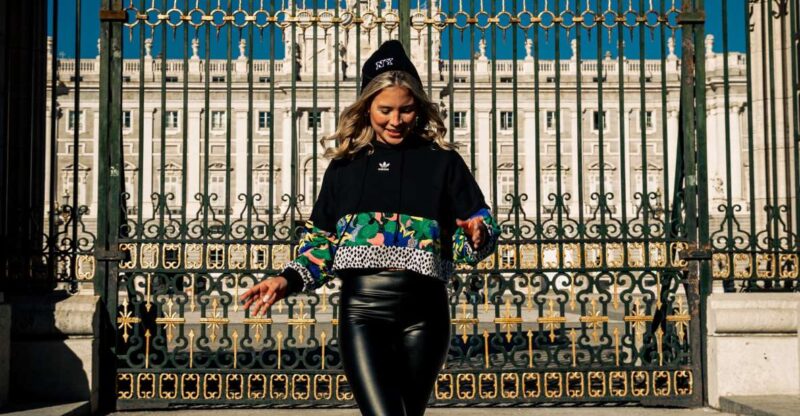 Madrid: Professional Photoshoot at the Royal Palace - Duration and Accessibility