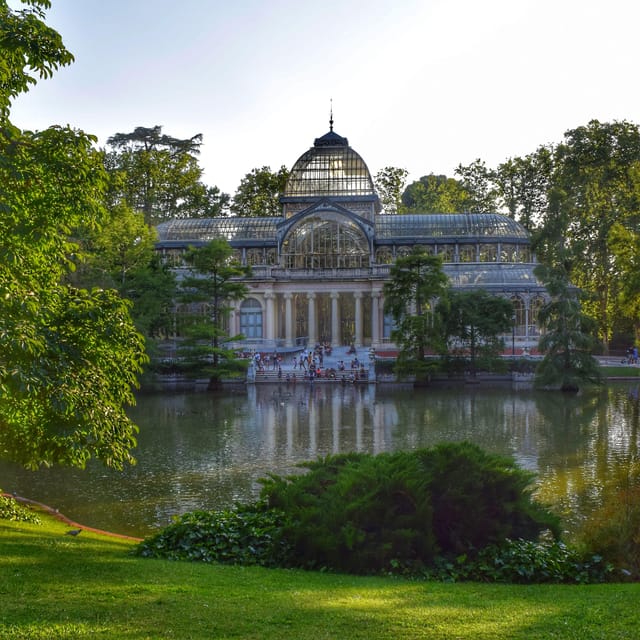 Madrid: Retiro Park Guided Tour With a Photographer - Visitor Experience