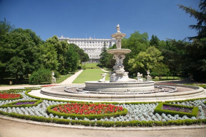 Madrid: Royal Palace Monolingual Guided Tour - Admiring the Gala Dinner Room
