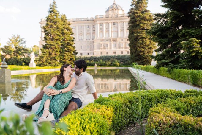Madrid: Royal Palace Professional Photoshoot - Frequently Asked Questions