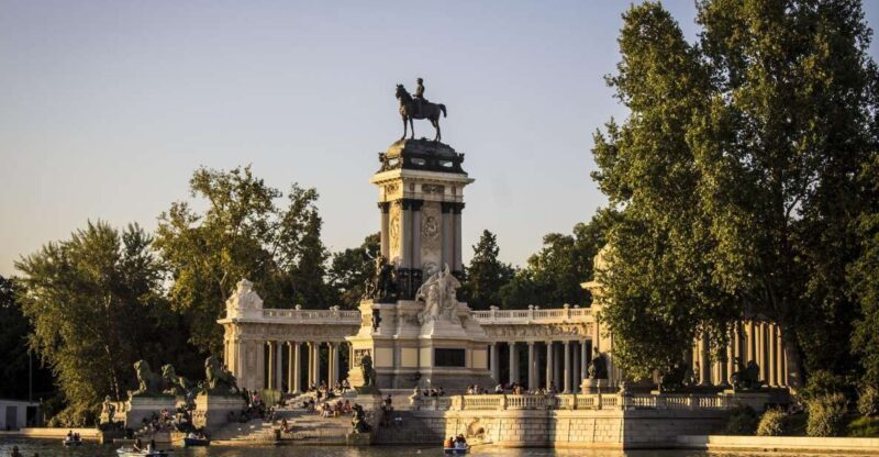Madrid: Secrets of Retiro Park 2-Hour Walking Tour - Estanque Grande Del Retiro