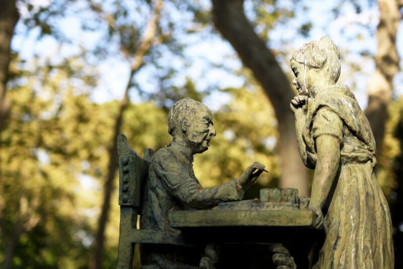 Madrid: Secrets of Retiro Park 2-Hour Walking Tour - Paseo De Las Estatuas