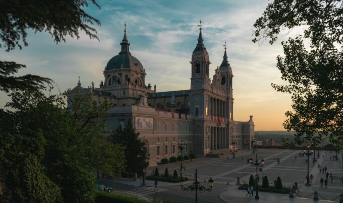 Madrid: Sunset Walking Tour With Optional Flamenco Show - Flamenco Show Opportunity