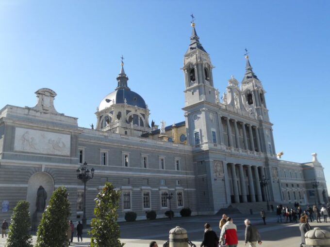 Madrid: Tour of the Historic City Center - Meeting Point and Duration
