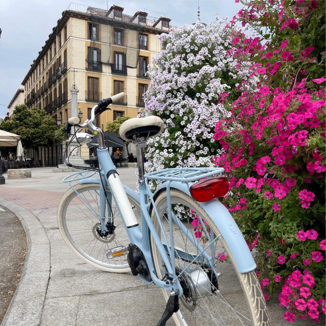 Madrid: Vintage Bike Rental With Tourist Map - Key Points