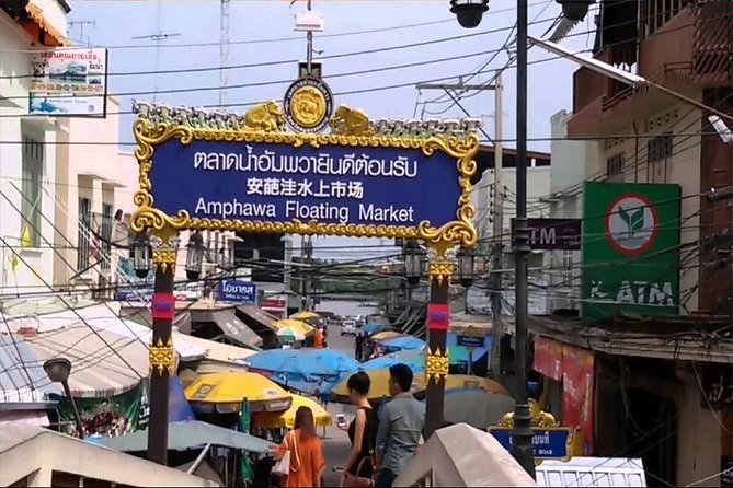 Mae Klong Railway, Amphawa Floating Market Day Tour From Bangkok - Experiencing the Amphawa Floating Market