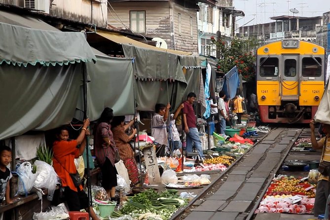 Maeklong Railway Market & Damnoensaduak Floating Market Join Tour - Damnoen Saduak Floating Market
