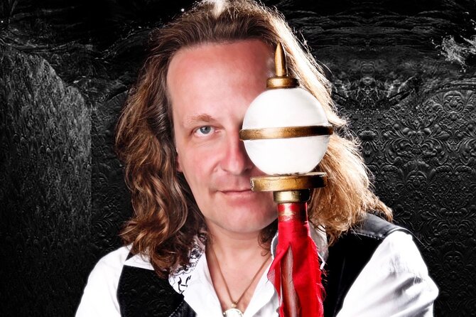 Magic Up Close Early Show at Las Vegas Magic Theater - Personalized Magic Performances