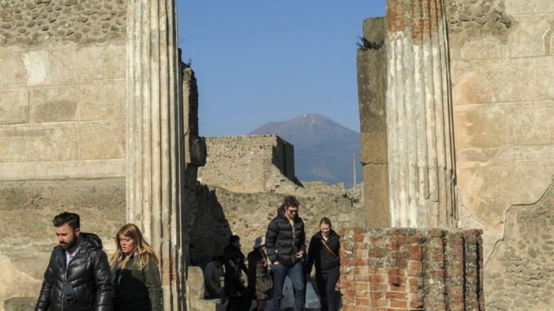 Magical Christmas Tour Around Pompeii - Festive Decorations and Mosaics