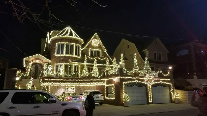 Magnificent Christmas Lights Tour of Dyker Heights Brooklyn - A Detailed Look at the Tour Experience