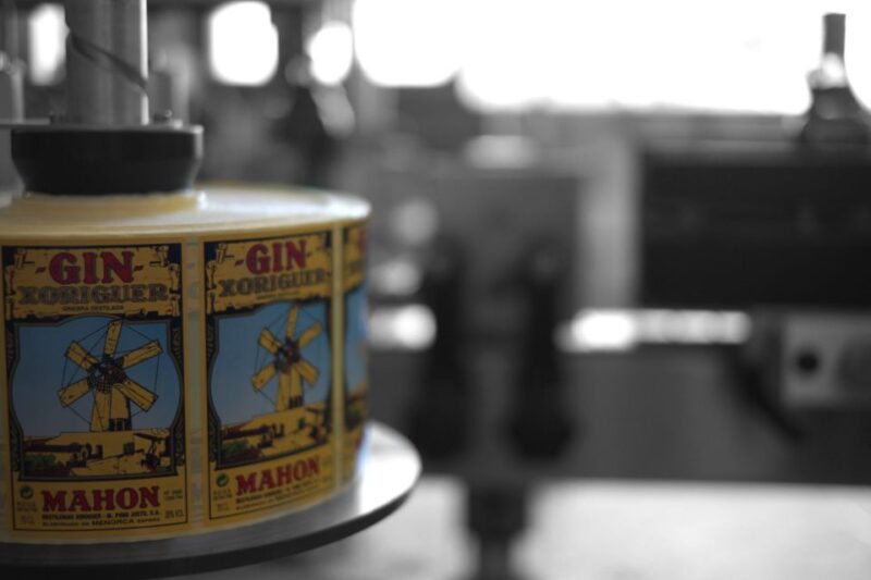 Mahón: Gin Distillery Tour With Tasting & Appetizers - Key Points