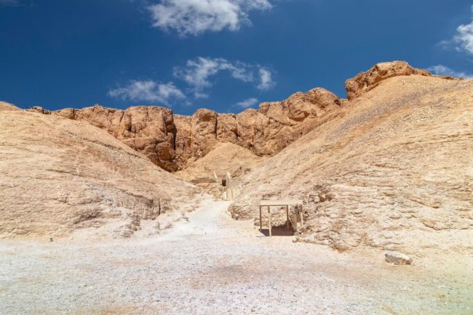 Makadi Bay: Luxor Highlights, King Tut Tomb & Nile Boat Trip - Languages Available