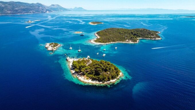Makarska: Korcula, Deer Island & Shipwreck Speedboat Tour - Explore Korcula Town