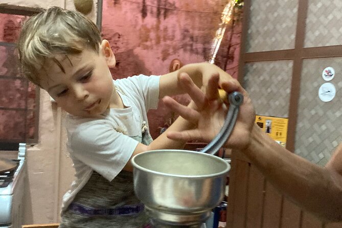 Make Your Own Chocolate With Oaxacan Tradition Private Class - Group Size and Accessibility