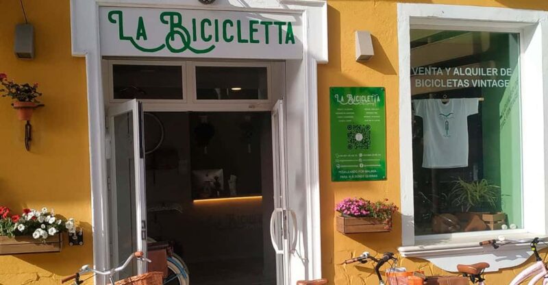 Malaga: Bike Rental for City Discovery Route & Beaches - Included Amenities