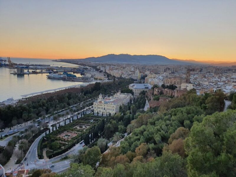 Málaga: Cathedral, Alcazaba, Roman Theater Walking Tour - Tour Experience